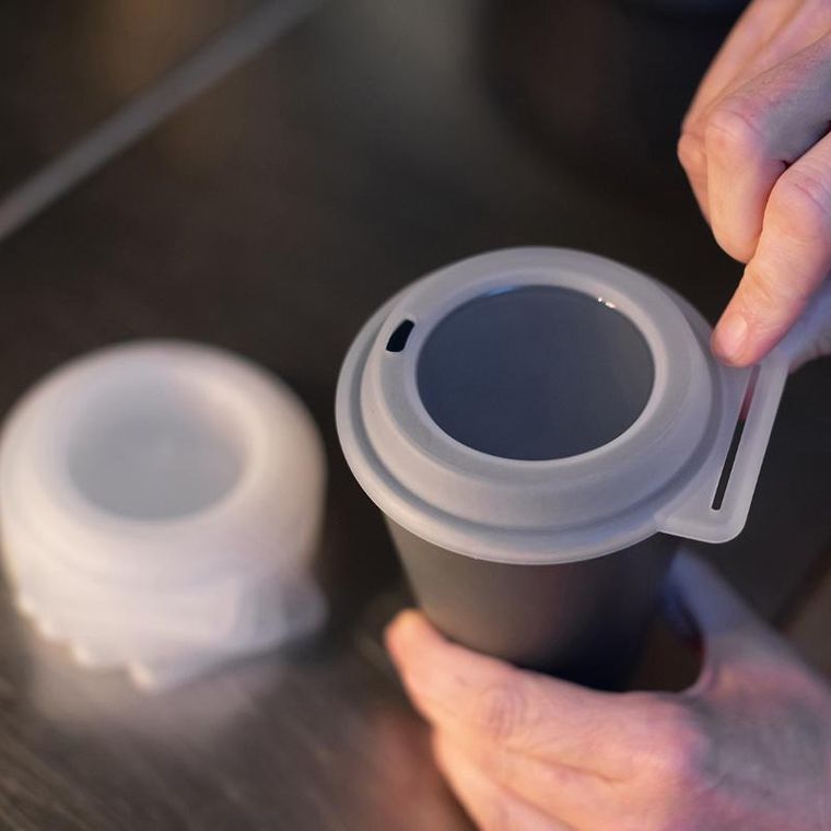 Koziol, kubek, z pokrywką i otworem do picia, 300 ml