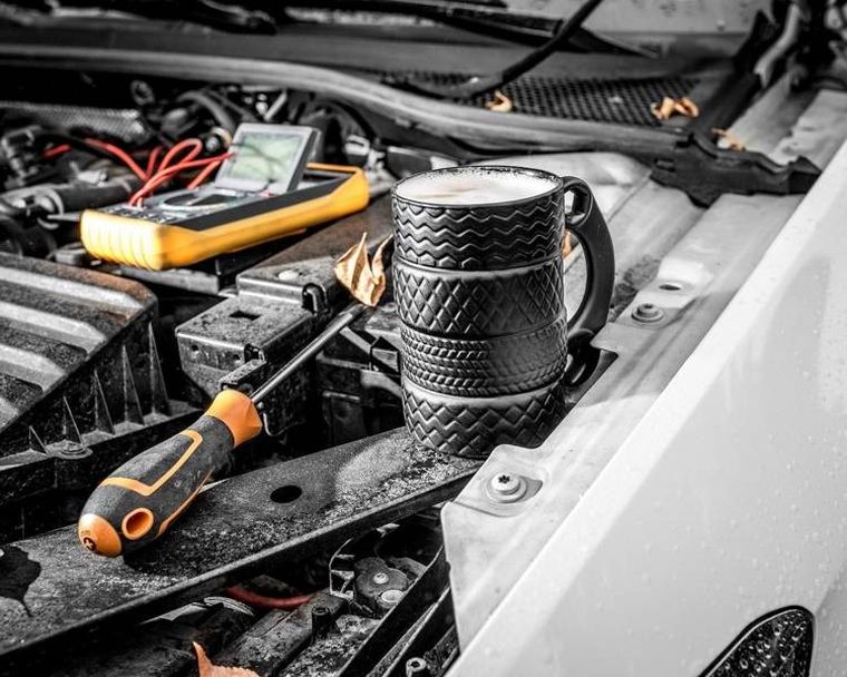 Kubek ceramiczny, opony z kluczem