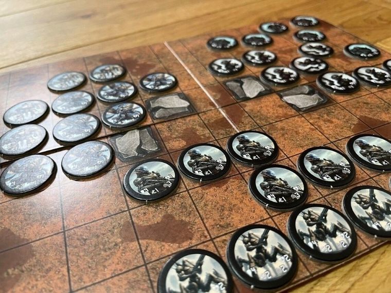 Laboratorium Arcymaga Arispena, Tinny Tactics, gra strategiczna