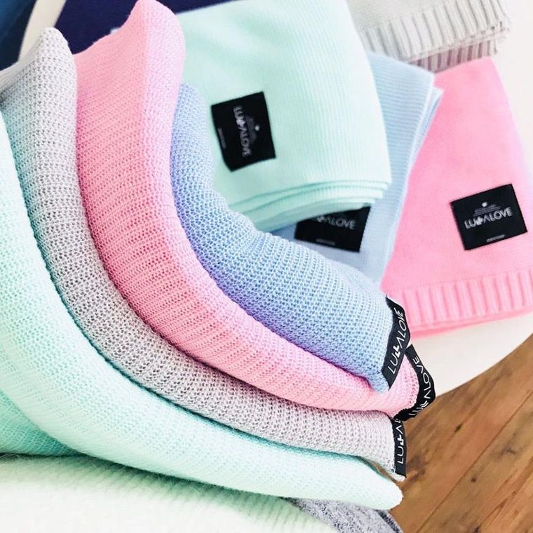 LullaLove, dziergany kocyk bambusowy, elastyczna mgiełka, różowy, 90-90 cm