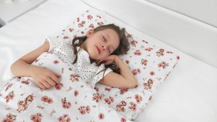 MimiNu, Kaczuszki, 2-częściowy komplet pościeli z wypełnieniem, pudrowy róż, 100-75 cm