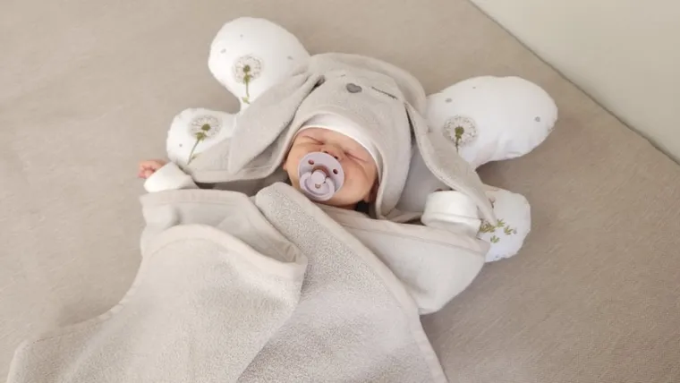 MimiNu, Króliczek, okrycie kąpielowe z haftem i uszami, termofrotte, beż, 100-100 cm