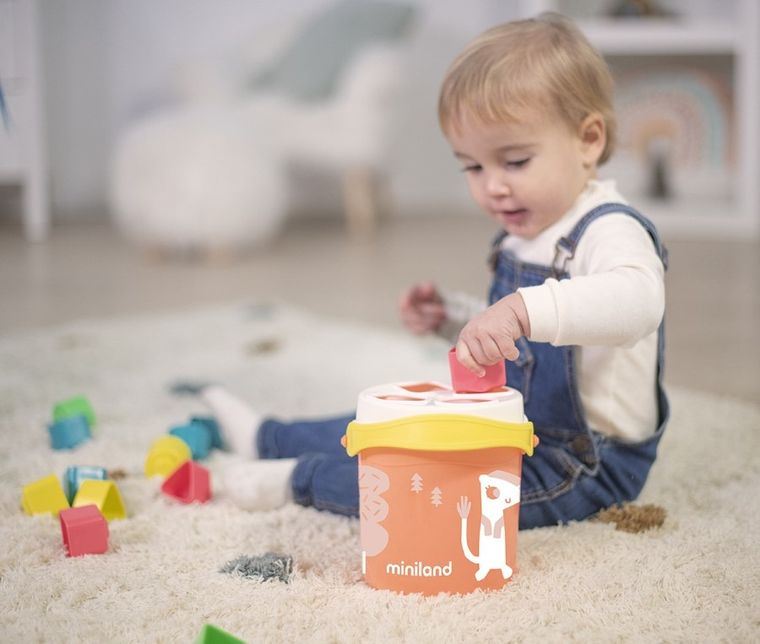 Miniland, Feel To Learn, łososiowe wiaderko z klockami, sorter kształtów