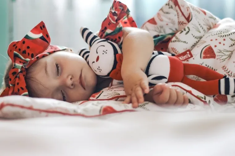 Mom's Care, hycuś, kontrastowa maskotka grzechotka, zabawka sensoryczna