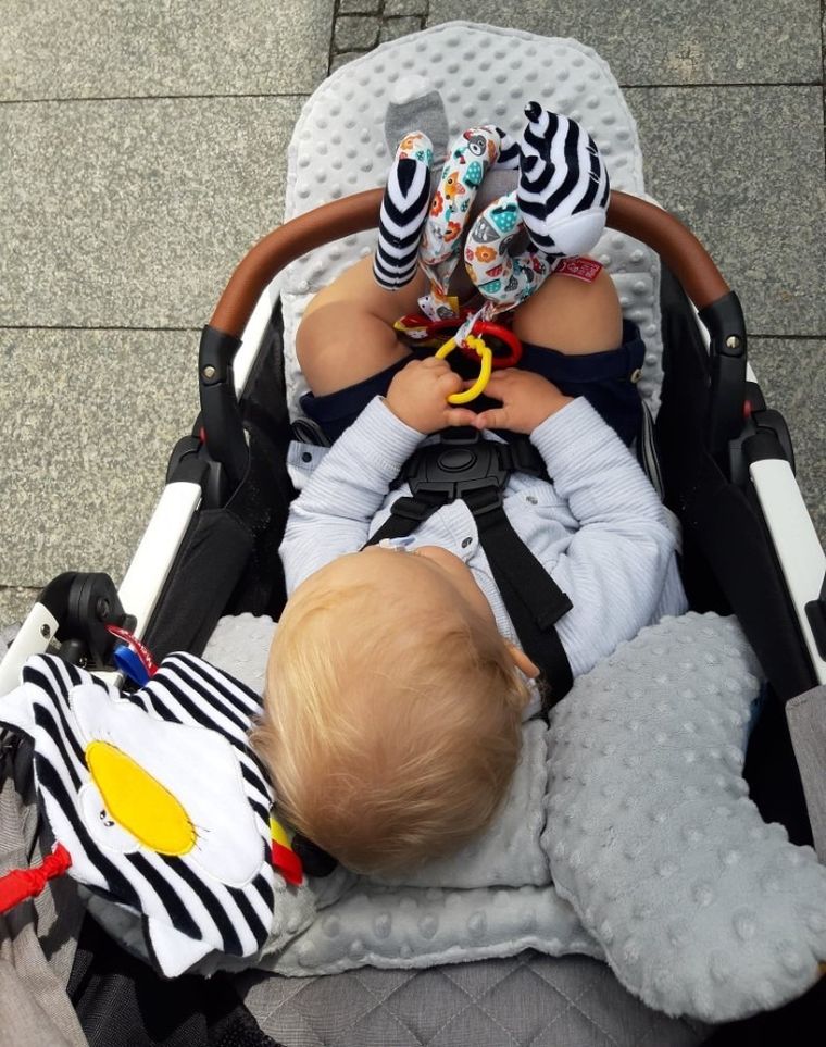 Mom's Care, kot pasiak, kontrastowa zabawka zawieszka sensoryczna