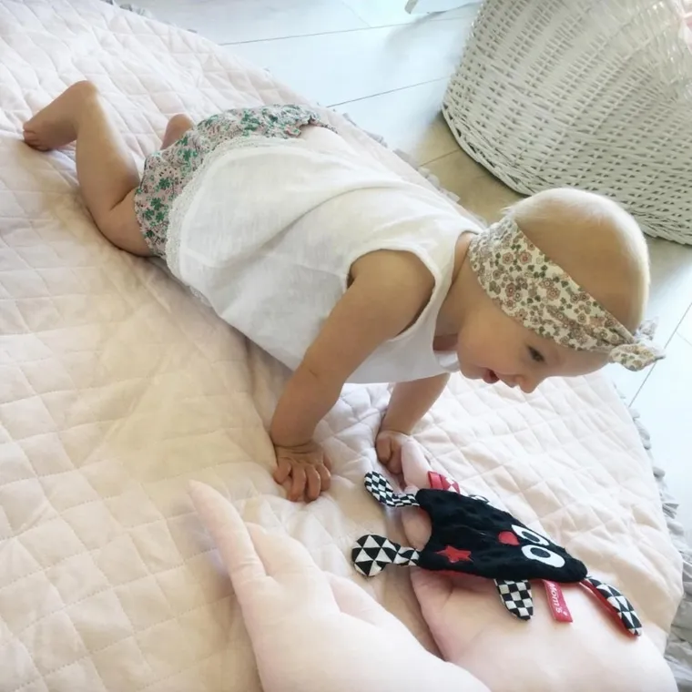 Mom's Care, szeleścik z gwiazdką, kontrastowa zabawka sensoryczna