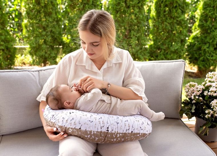 Motherhood, Fasolka, poduszka do karmienia, standard, beżowe listki