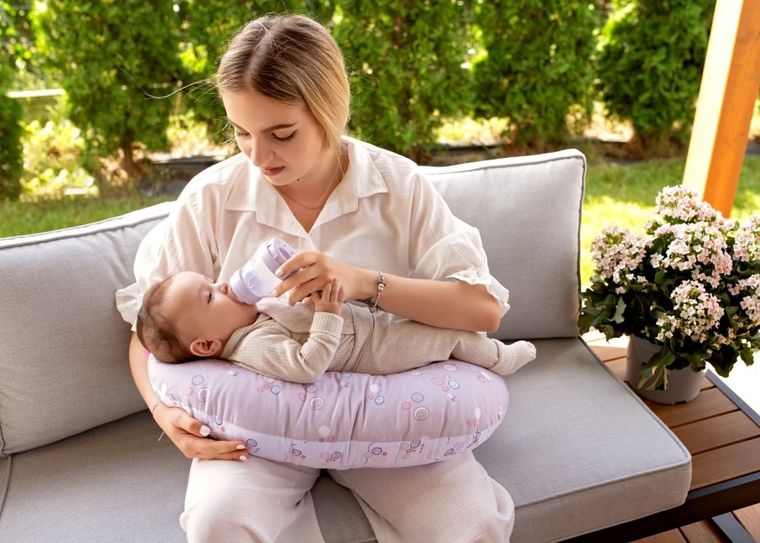 Motherhood, Fasolka, poduszka do karmienia, standard, różowe guziki