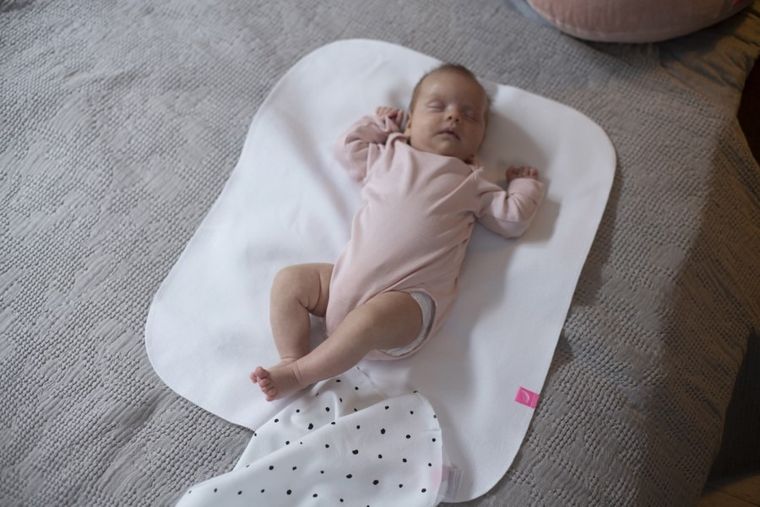 Motherhood, Kropy Różowe, zestaw: przewijak podręczny + prześcieradło flanelowe, 2 szt.