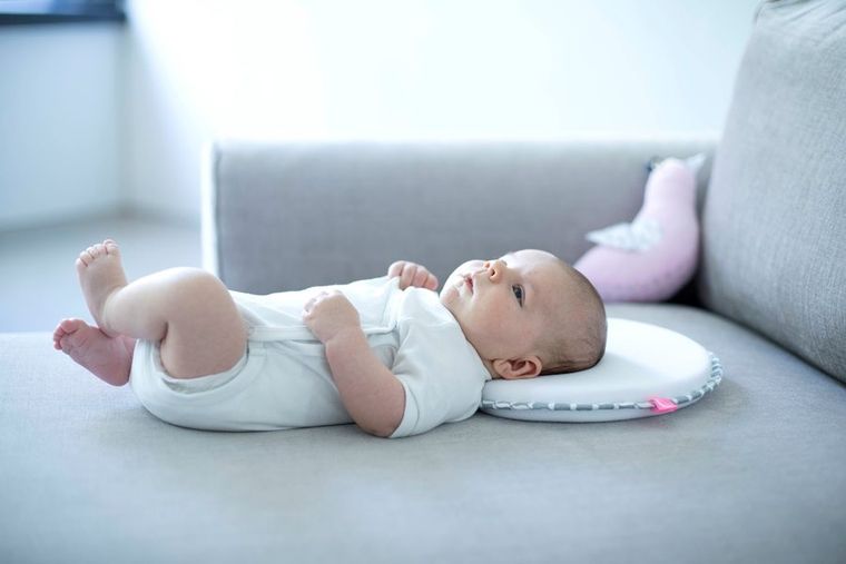 Motherhood, Kwadraty Różowe, ergonomiczna poduszka stabilizująca dla niemowląt