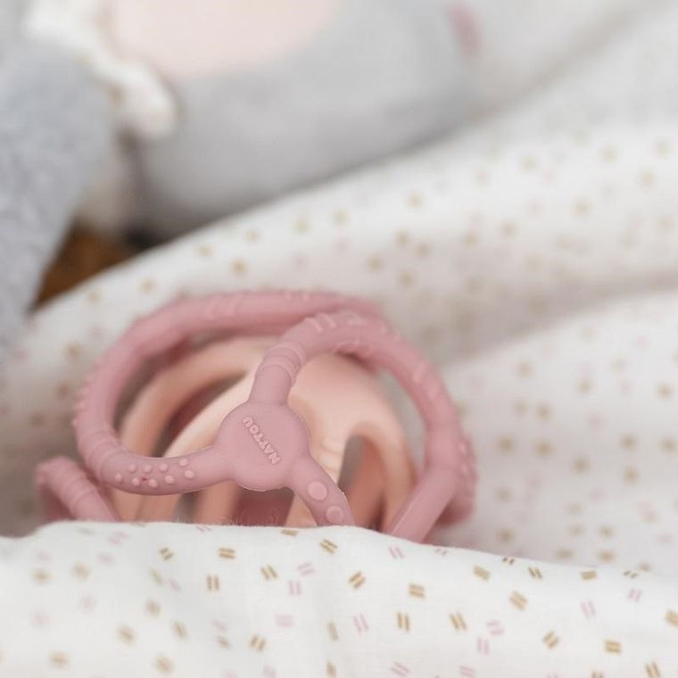 Nattou, gryzak silikonowy, kula 2w1 bez BPA, różowa, 10 cm