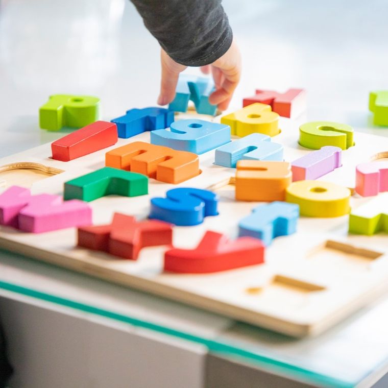 New Classic Toys, alfabet małe litery, drewniane puzzle