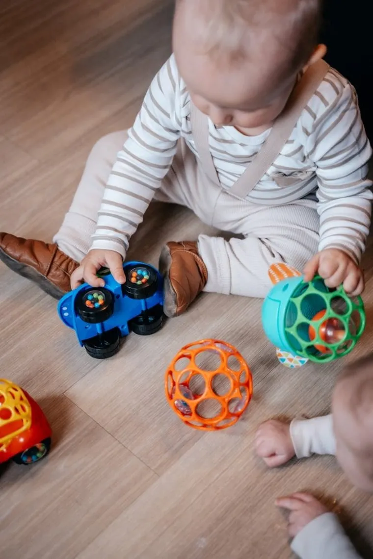 Oball, Piłka z grzechotką, gryzak, miętowa, 10 cm, 0m+