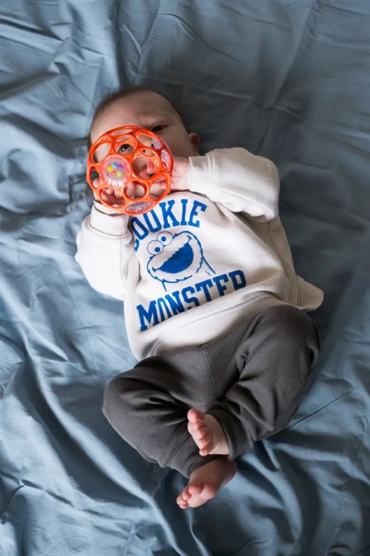 Oball, Piłka z grzechotką, gryzak, pomarańczowa, 10 cm, 0m+