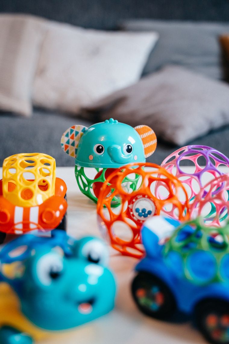 Oball, piłka z grzechotką, niebieska, 10 cm, 0m+