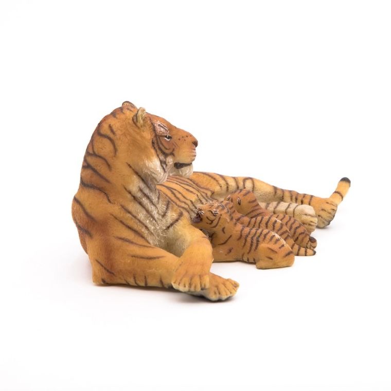 Papo, Tygrysica leżąca z małymi, figurka kolekcjonerska