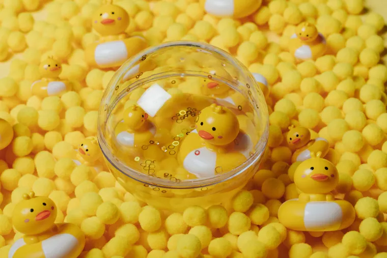Petit Boum, Happy Bubbles, kula sensoryczna, kaczuszka, 10 cm