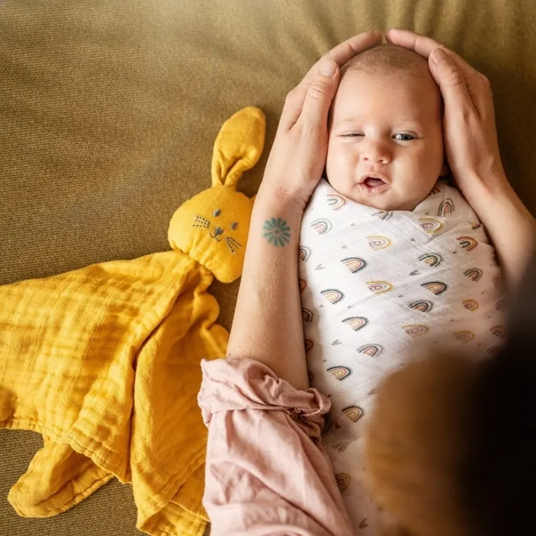 Petite&Mars, Hugo, kocyk z muślinu bambusowego z grzechotką, Desert Sand, 0m+