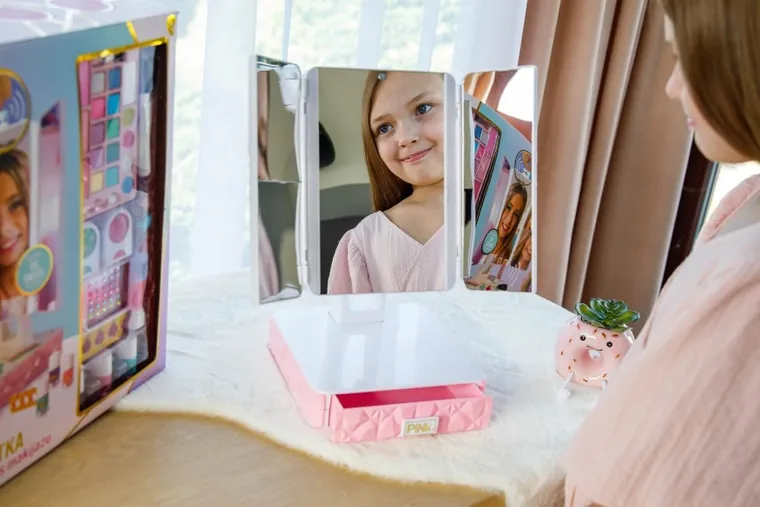 Pink It, interaktywna toaletka z akcesoriami do makijażu