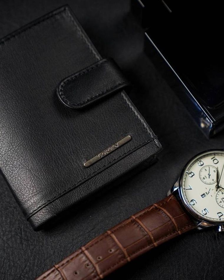 Pionowe, skórzane etui na karty z zapinką i kieszenią na banknoty, Loren