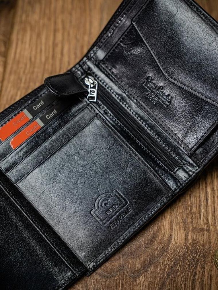 Portfel, czarny, skórzany, RFID, Pierre Cardin