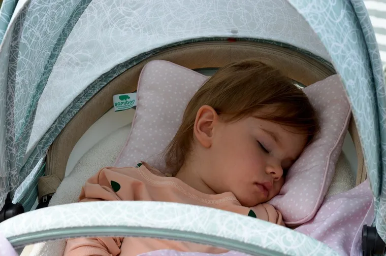 Samiboo, bambusowa płaska poduszka dla niemowlaka, 25-35 cm, confetti pudrowy róż