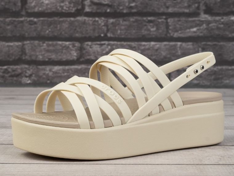 Sandały damskie na platformie, beżowe, Crocs Brooklyn Strappy