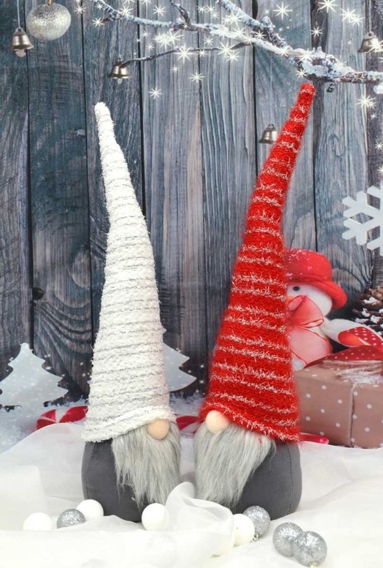 Saska Garden, skrzat z długą białą czapką i święcącym nosem, 10-9-42 cm