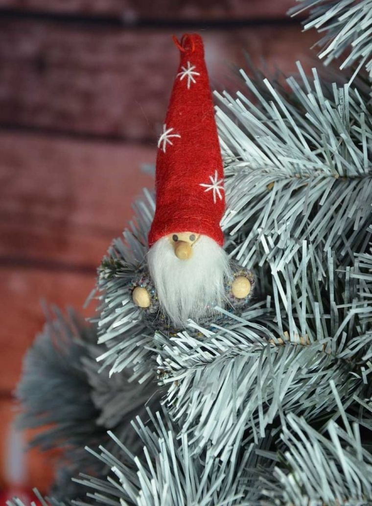 Saska Garden, zawieszka skrzat, czerwony