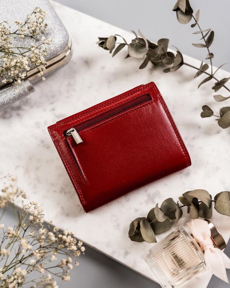 Skórzany portfel damski z ozdobnym zapięciem, Rovicky