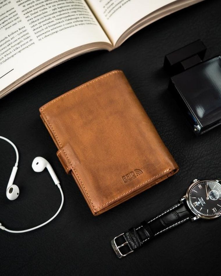 Skórzany, zapinany portfel męski na karty, Peterson