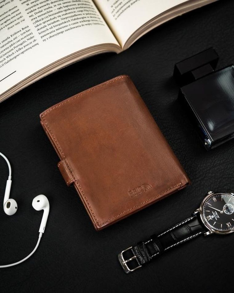 Skórzany, zapinany portfel męski na karty, Peterson