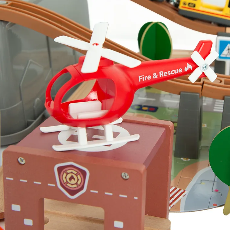 Smiki, drewniane tory z elektryczną kolejką i pojemnikiem