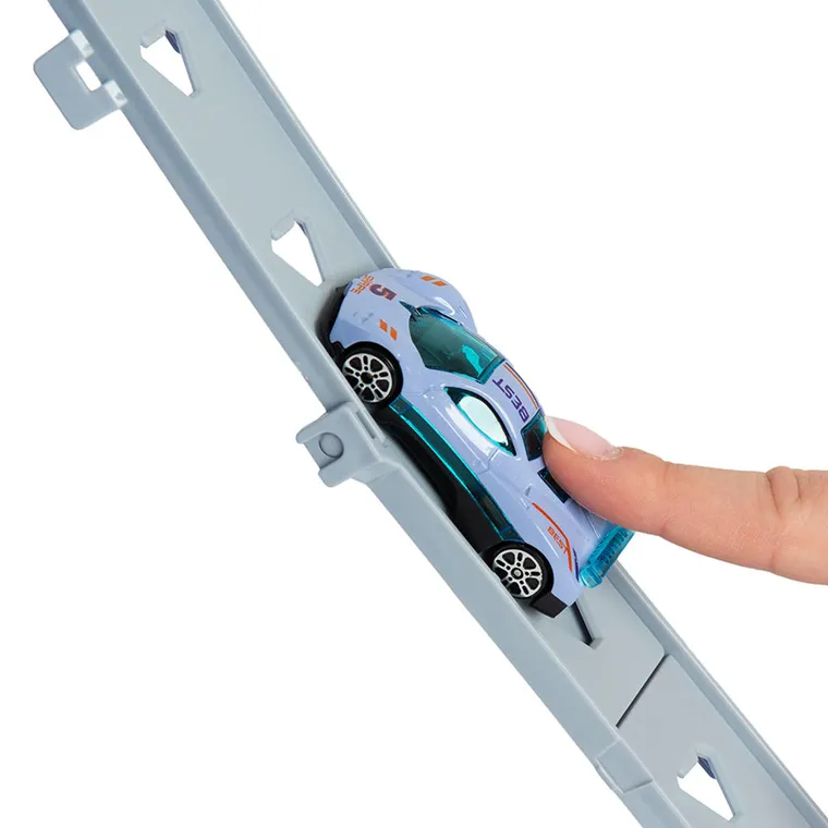 Smiki, wielopoziomowy parking ze zjeżdzalnią i pojazdami