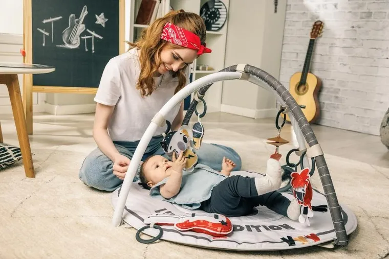 Tiny Love, Tiny Rockers, mata edukacyjna z pałąkami