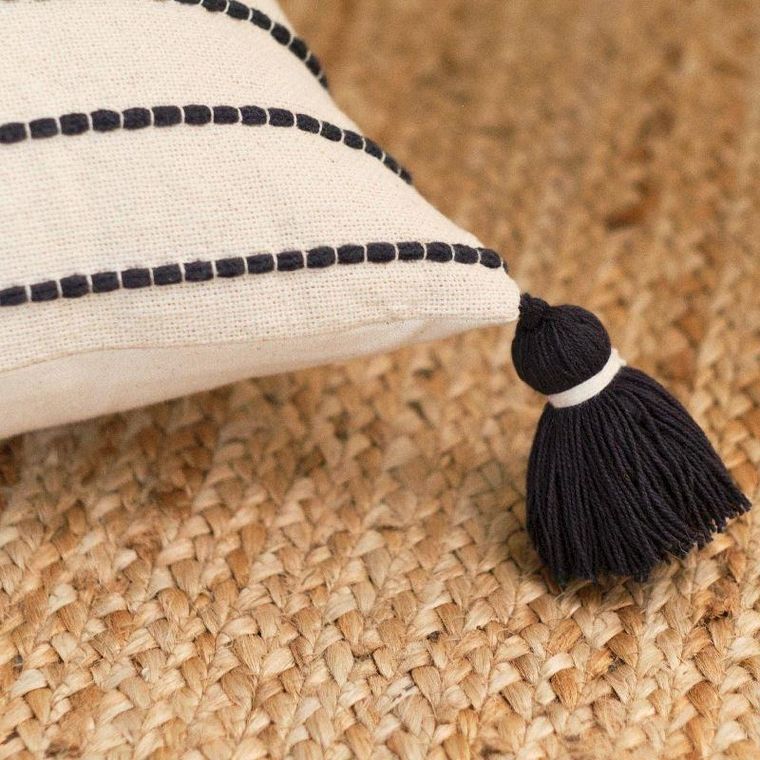 Today, poduszka z pomponami, Dotted line, bawełniana, 45-45 cm