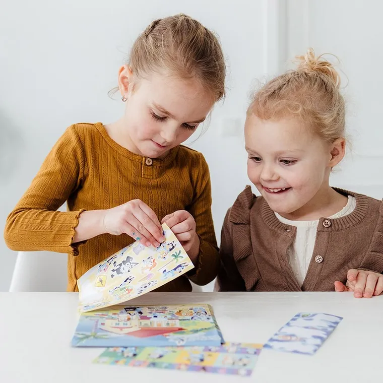 Totum, Bluey, zestaw naklejek z tłem