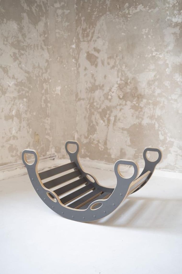 tupti.wood, mały bujak montessori z uchwytami, szary