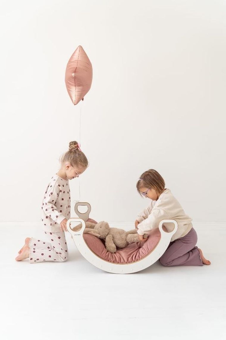 tupti.wood, poduszka do bujaka montessori, materac do małego bujaka, różowy