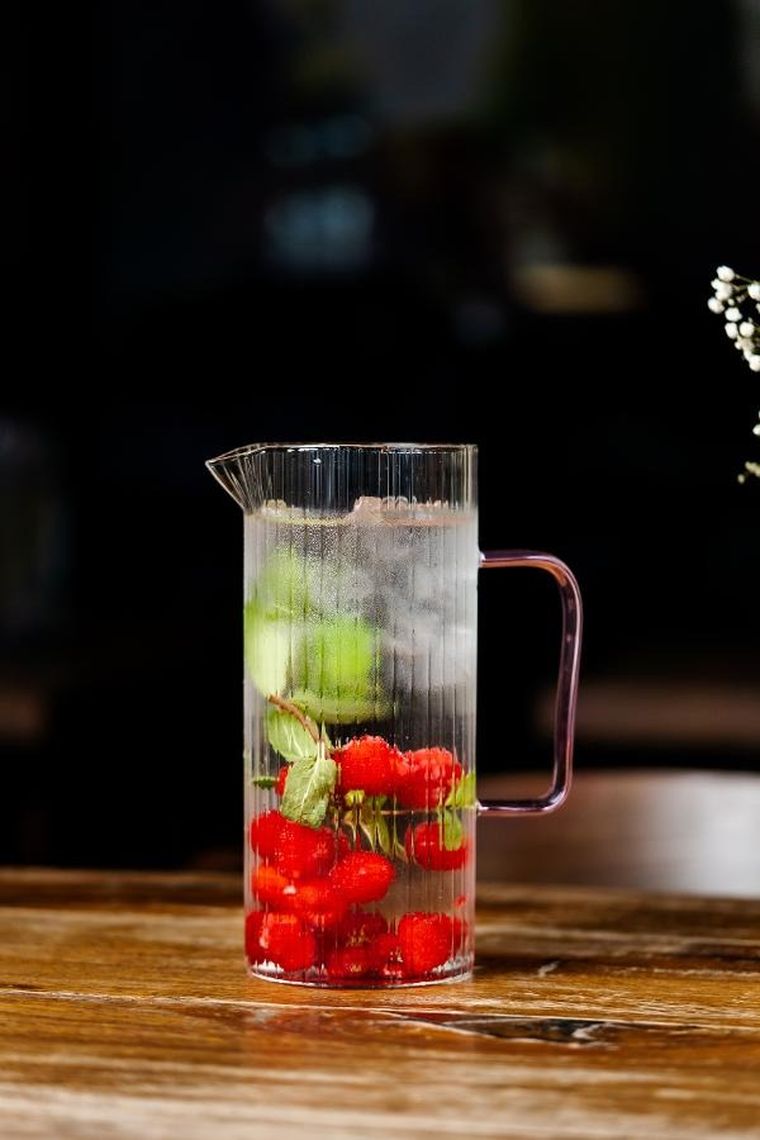 Vialli Design, Livio, dzbanek ryflowany z różowym uchem, 1500 ml