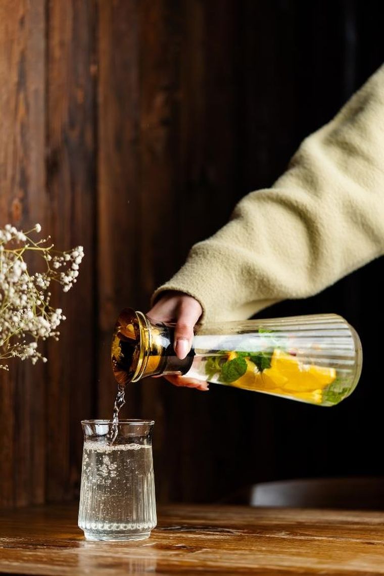 Vialli Design, Mia, karafka drip-free, złota, 900 ml