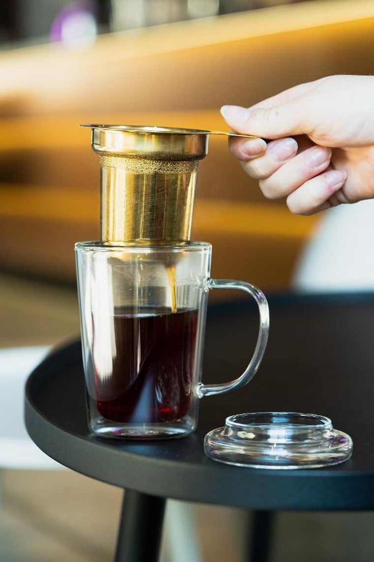 Vialli Design, szklanka z podwójną ścianką z zaparzaczem Amo, 300 ml