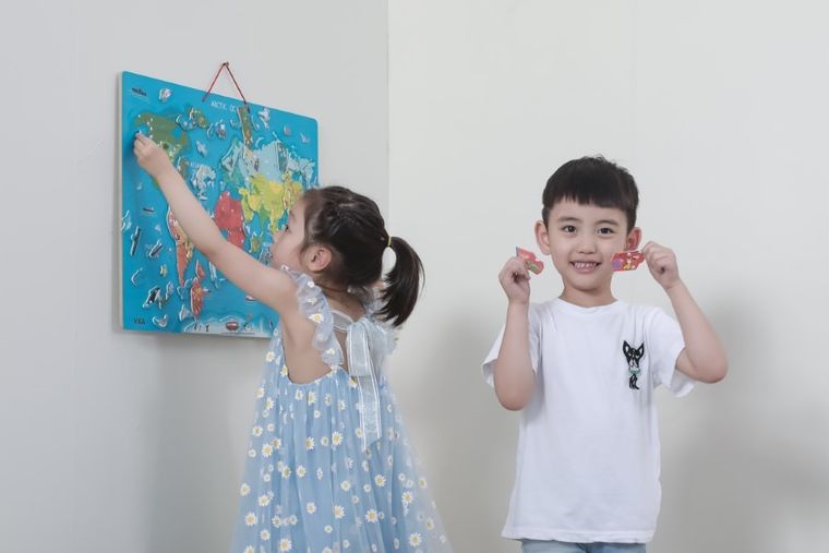 Viga, tablica edukacyjna z magnetyczną mapą świata