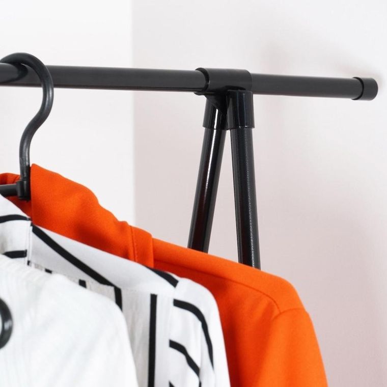 Vilde, wieszak, stojący na ubrania, metalowy czarny na kółkach, 88-44-160 cm