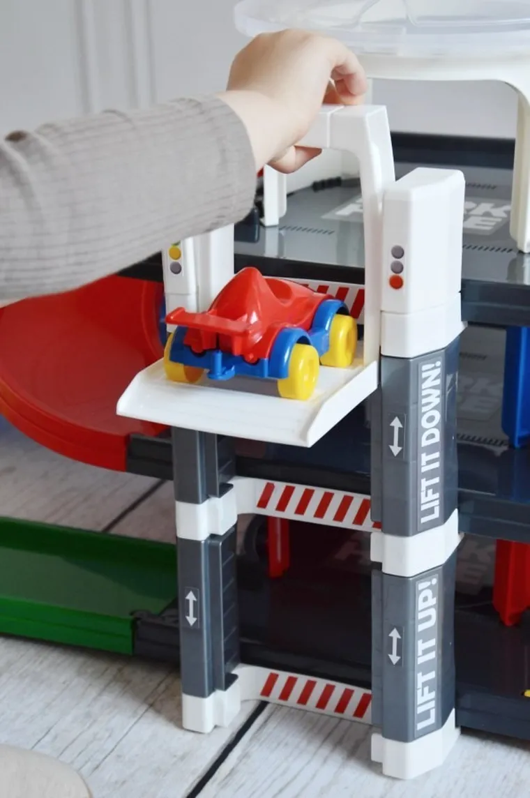 Wader, Play Tracks Garage, garaż 3-poziomowy z windą