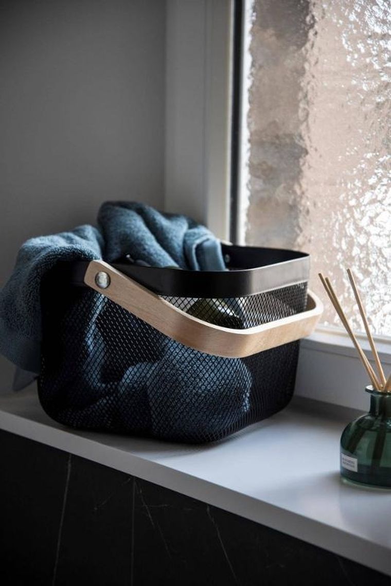 Wenko, koszyk metalowy na kosmetyki, z bambusową rączką