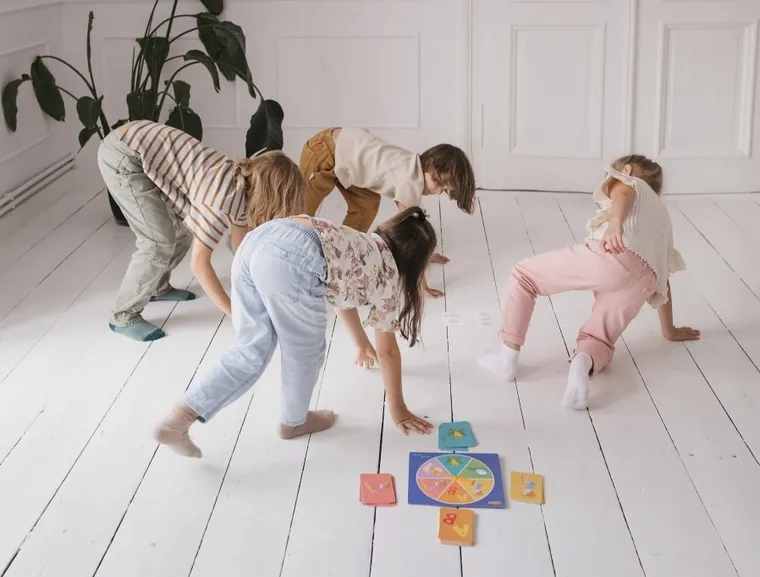 Adamigo, Od stóp do głów, zręcznościowa gra familijna