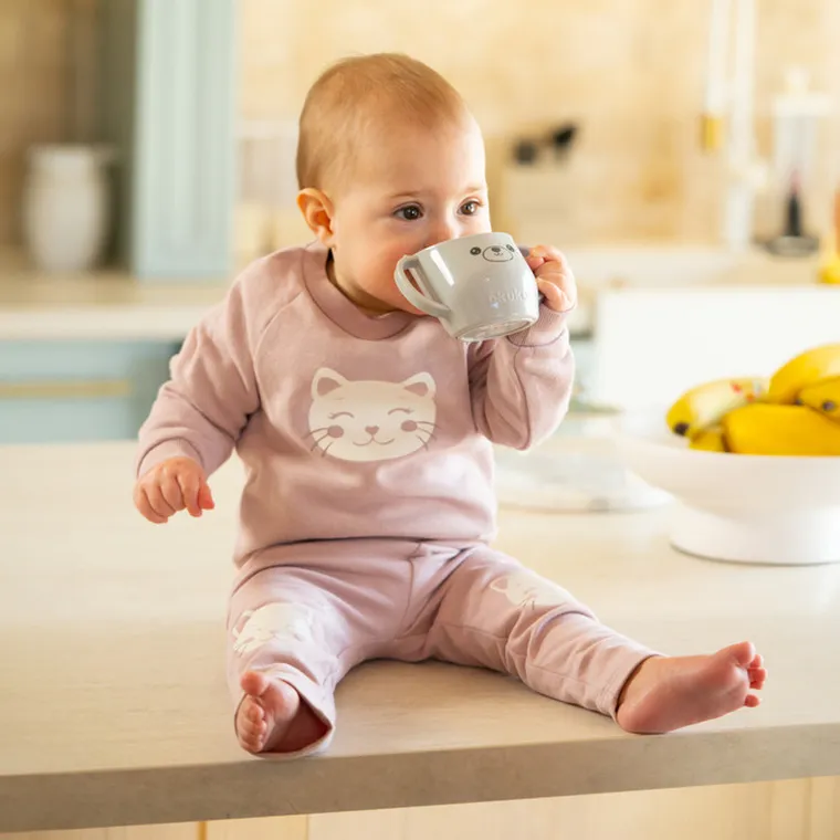 Akuku, kubek pochyły do nauki picia, szary