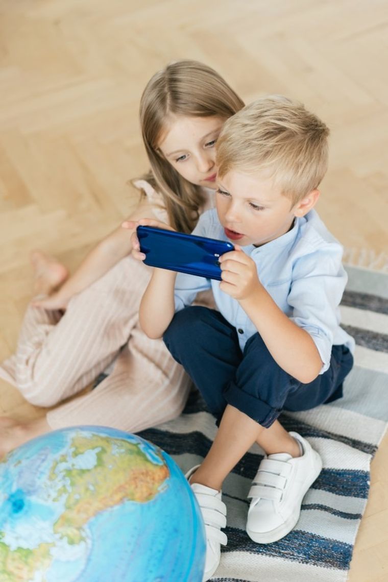 Alaysky, globus o średnicy 25 cm z mapą fizyczną, polityczną i aplikacją