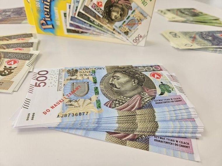 Alexander, pieniądze